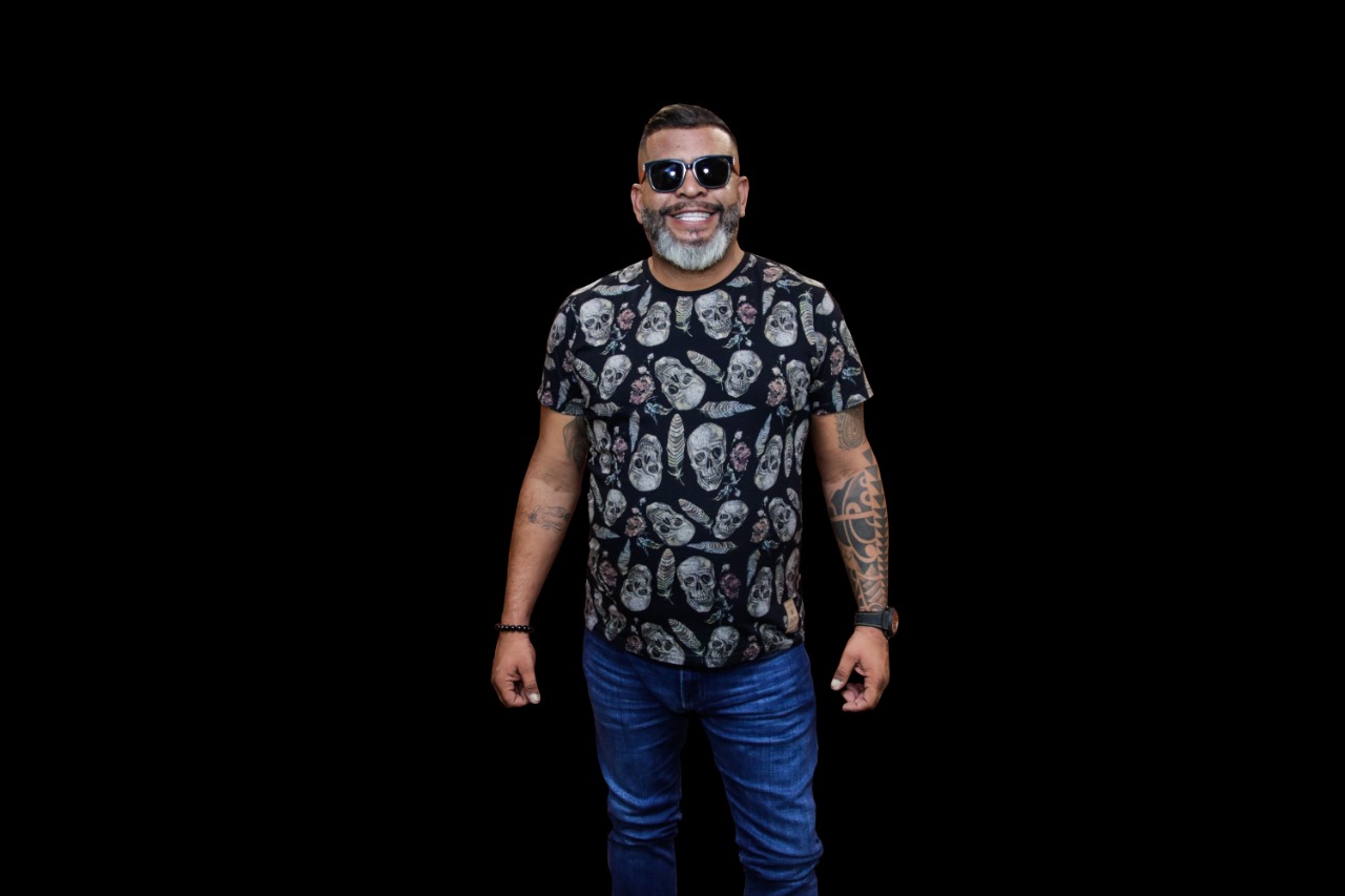 Almir Mattias lança “Beijo Arretado”, nova aposta do cantor para as festas de fim de ano