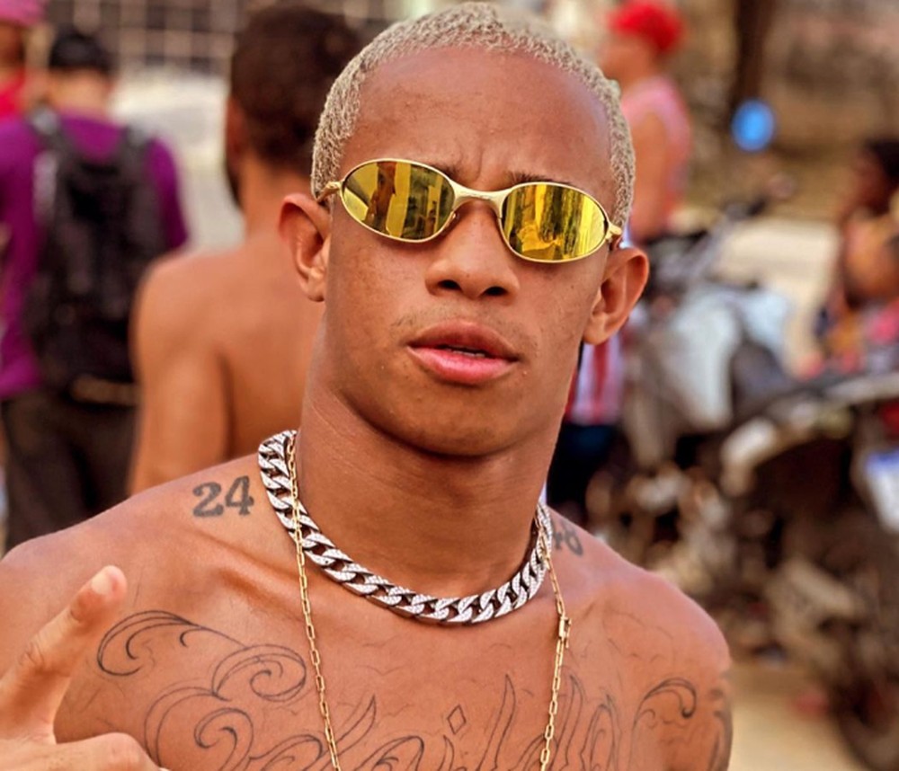 Saiba quem é MC Biel Xcamoso, cantor de brega funk morto em acidente de carro em Boa Viagem