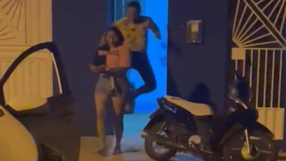 Servidor flagrado em vídeo agredindo a mulher com chute é afastado do cargo