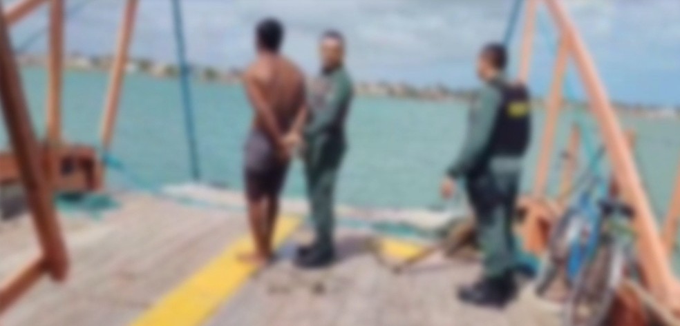 Homem se joga no mar para tentar fugir de prisão por violência doméstica, no Ceará