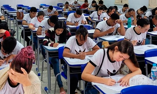 Seleção de candidatos para programa pré-universitário acontece neste sábado.