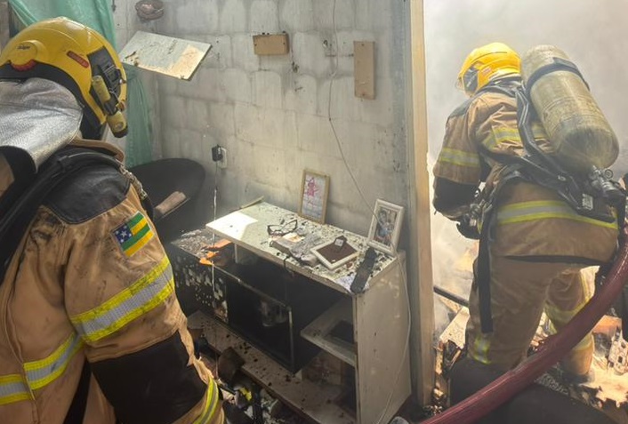 Residência do bairro Novo Paraíso, em Aracaju, é atingida por incêndio.