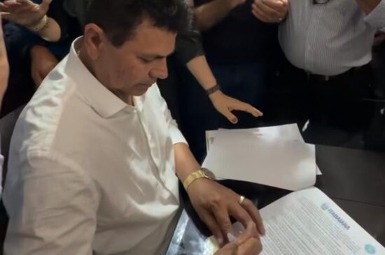 Valmir de Francisquinho deixa prefeitura para concorrer ao governo